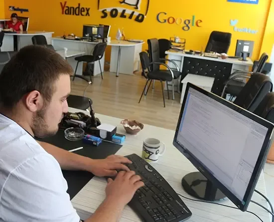Solid Medya ofisinden kare — ekip ortamı Solid Medya ofisinden kare — ekip ortamı