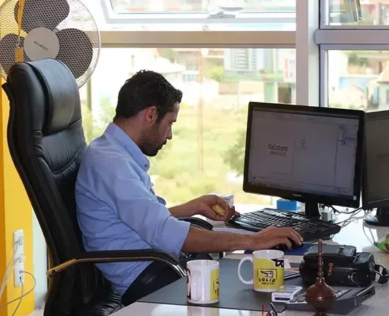 Solid Medya ofisinden kare — kurumsal çalışma ortamı Solid Medya ofisinden kare — kurumsal çalışma ortamı